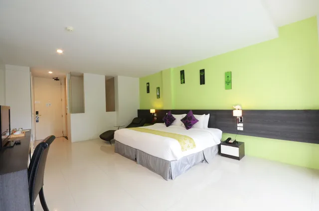 Room, King Bed, View Pent, Balcony، The Lantern Resorts Patong Phuket 6/10