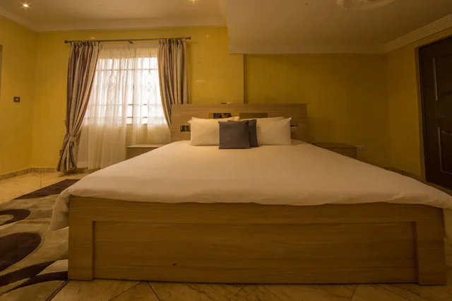 غرفة بريميير بسرير كينج بإطلالة على المسبح بحمام خاص، Bays Luxury Lodge 4/10