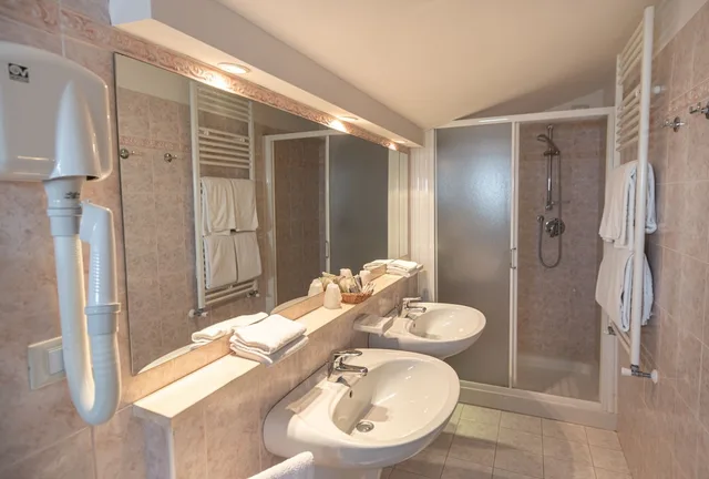غرفة ثلاثية، Hotel Umbra 1/1