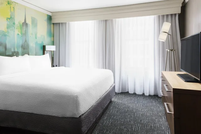 Room, King Bed, Sofa, High Floor, Courtyard Chicago Downtown/Magnificent Mile 1/9