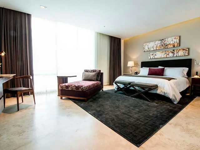 Square, Suite، Square Small Luxury 1/1