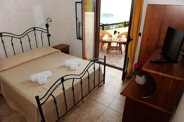 غرفة بسرير مزدوج بإطلالة على البحر، Hotel La Cometa 2/6