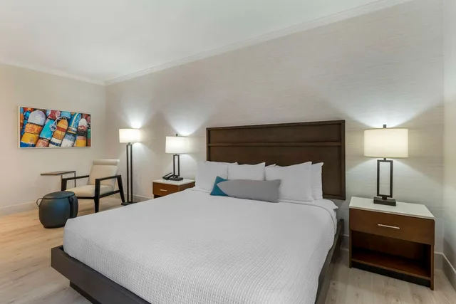 غرفة بسرير كينج مع أريكة، Best Western Plus All Suites Inn 1/4