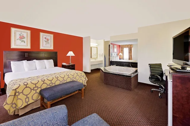 جناح بسرير كينج بشرفة، Baymont By Wyndham Battle Creek Downtown 2/6