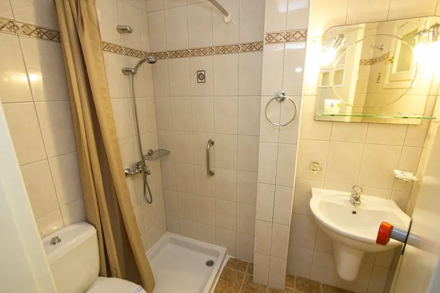 Comfort, Triple, 1 King and 1 Single Beds, Valley View، ALK Hotel 8/8