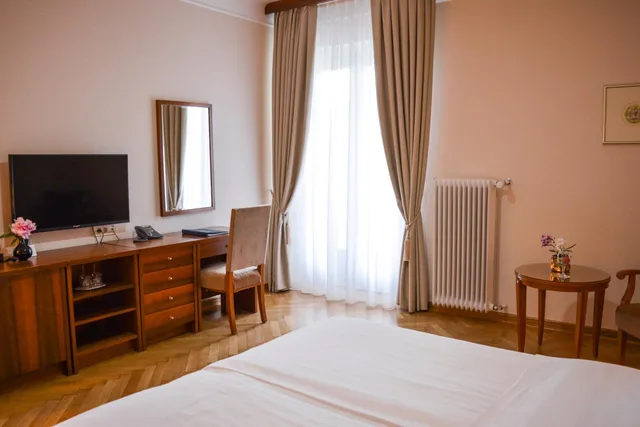 غرفة بسرير مزدوج أو سريرين منفصلين بإطلالة على البحيرة بشرفة، Vila Bled 1/10