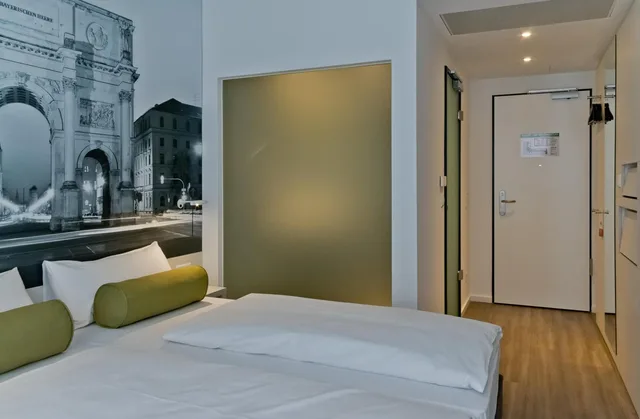 Adjoining, Standard, Double Bed، Premier Inn München City West 2/4