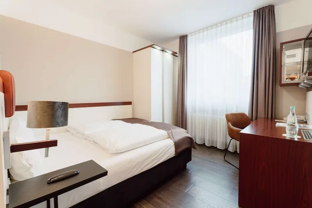Standard, Queen Bed, Hotel Kaiserhof 1/10