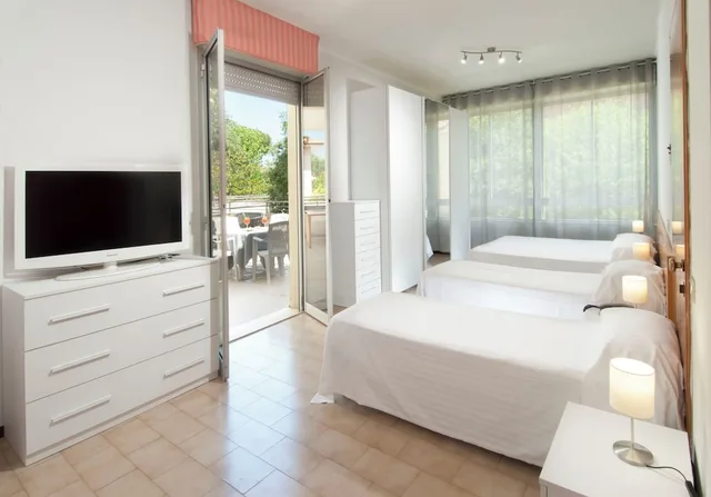 Family, 1 Double and 3 Single Beds، Hotel Le Querce 2/3
