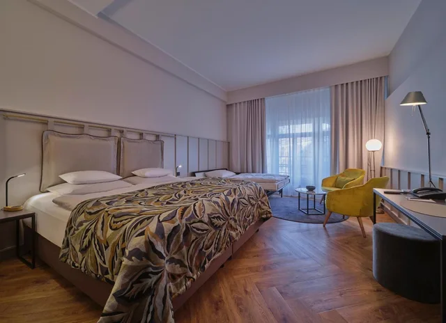 غرفة ديلوكس بسرير مزدوج أو سريرين منفصلين مع أريكة، Classik Hotel Alexander Plaza 1/5