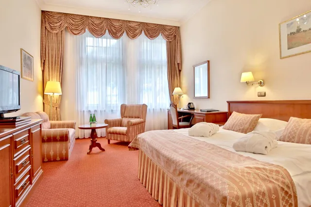 غرفة رومانسية سوبيريور بسرير مزدوج أو سريرين منفصلين بإطلالة على المدينة، Olympia Wellness Hotel 1/5