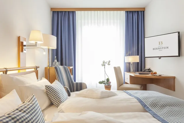 غرفة بسرير مزدوج بإطلالة على البحر، Hotel Bernstein 2/4