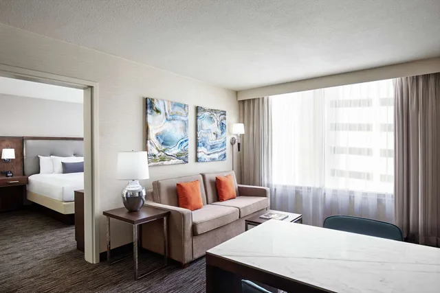 جناح بسرير كينج، Embassy Suites Fort Worth Downtown 2/3