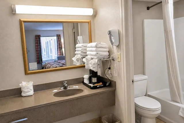 جناح بسريرين كوين وسرير كوين بغرفتي نوم، Days Inn by Wyndham Apple Valley Pigeon Forge/Sevierville 4/6