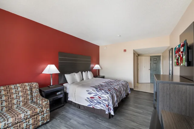 غرفة سوبيريور بسرير كينج لذوي الإعاقة، Red Roof Inn & Suites Austin East - Manor 1/4