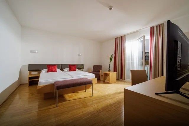 غرفة كومفورت بسرير كوين بشرفة، Toscanina - Hotel Garni 1/6