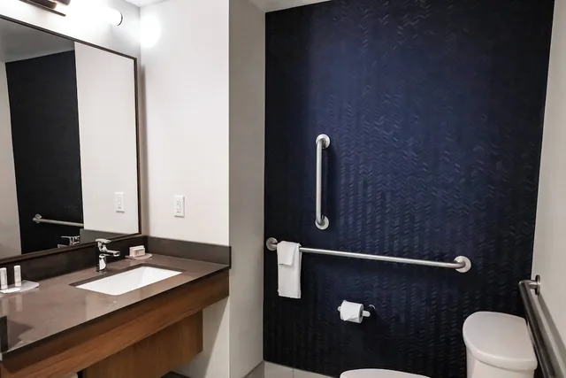 غرفة بسريرين كوين مع أريكة لذوي الإعاقة، Fairfield By Marriott Inn Suites Louisville Airport 2/4