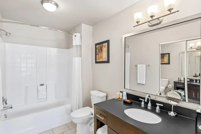 جناح كومفورت بسرير كوين بمطبخ، Ledgestone Hotel 3/3