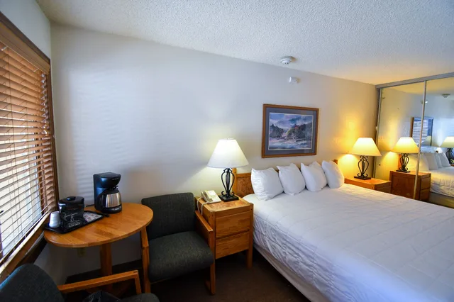 Standard, King Bed, No Air Condition، Inn at SilverCreek 1/6