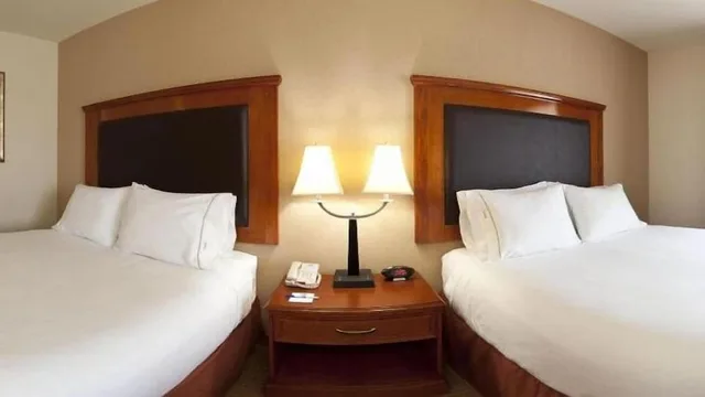 غرفة قياسية بسريرين كوين، Holiday Inn Express Hotel Suites Latham 3/4