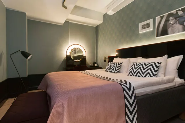 Sleep, King Bed, No Window, Large، HAYMARKET BY SCANDIC 2/10