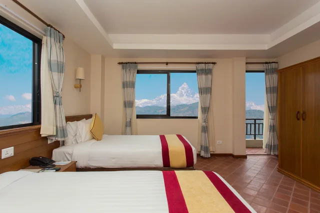 غرفة ديلوكس بسريرين منفصلين وسرير كوين بإطلالة على الجبل، Hotel Utsab Himalaya 1/4