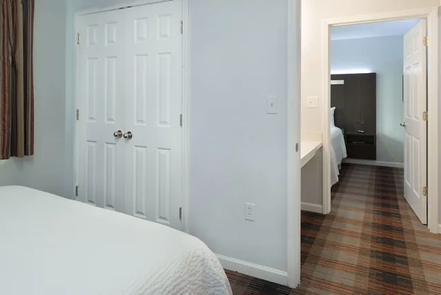جناح بسريرين كوين بغرفتي نوم مع أريكة، Luxbury Inn & Suites 1/2