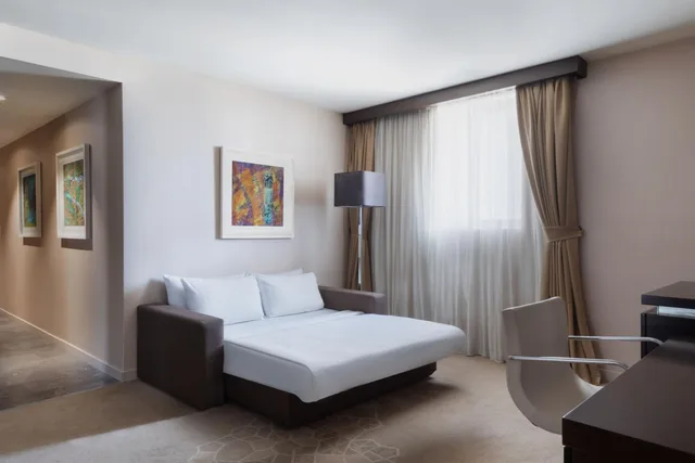 غرفة عائلية بإطلالة على المدينة مع دخول الصالة، Istanbul Marriott Hotel Sisli 2/7