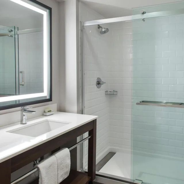 غرفة بسرير كينج بحوض استحمام لذوي الإعاقة، Four Points by Sheraton Albany 7/10