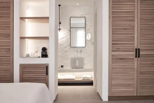 جناح سوبيريور بسرير كينج بإطلالة على البحر، Radisson Blu Euphoria Resort 2/2