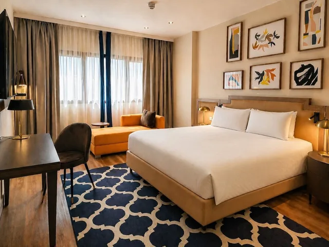غرفة بريميوم بسرير كينج مع أريكة، Holiday Inn Madrid Las Tablas 2/4