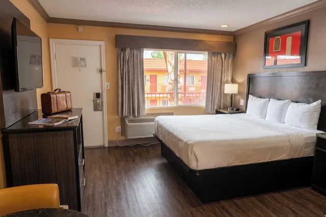 غرفة بسرير كينج لذوي الإعاقة، Om Park Inn and Suites El Cajon near San Diego 1/7