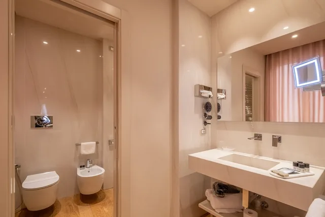 جناح سوبيريور بسرير كوين بغرفة نوم واحدة مع أريكة، Oriana Suites Verona 4/8