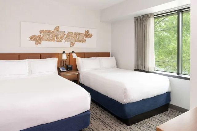 غرفة بانورامية بسريرين كوين بمطبخ صغير، Hilton Fairfax 1/3