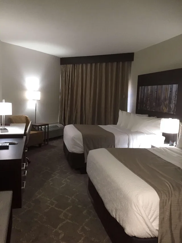 غرفة بسريرين كوين بشرفة بإطلالة، Aiden by Best Western Warm Springs Hotel and Event Center 2/10