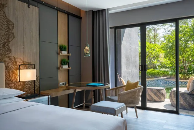 Room, King Bed, Side Pool View، Renaissance Xiamen Hotel 4/6