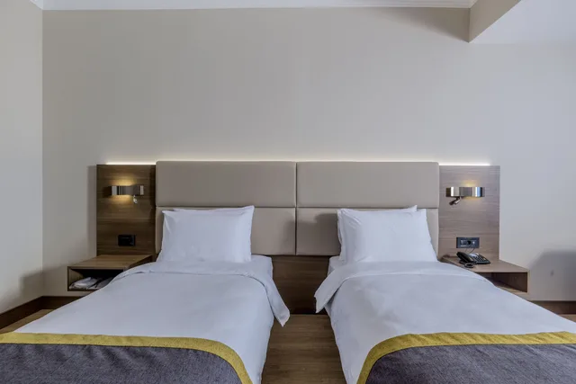 جناح بسرير كوين وسرير فردي مع أريكة، Nearport Hotel 2/3