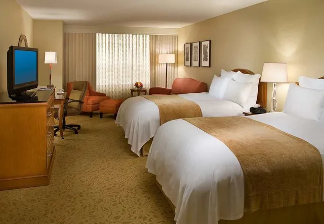Standard, Double Bed, Toronto Airport Marriott 2/2