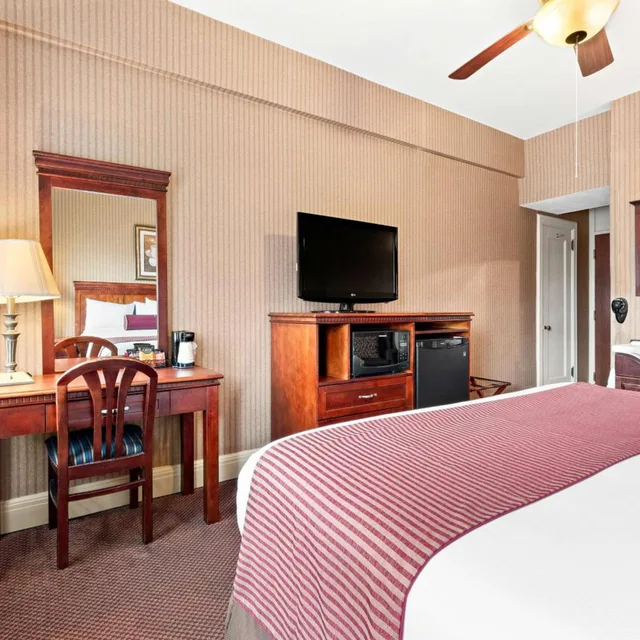 جناح بسرير كينج بجاكوزي، Genetti Hotel SureStay Collection By Best Western 6/8