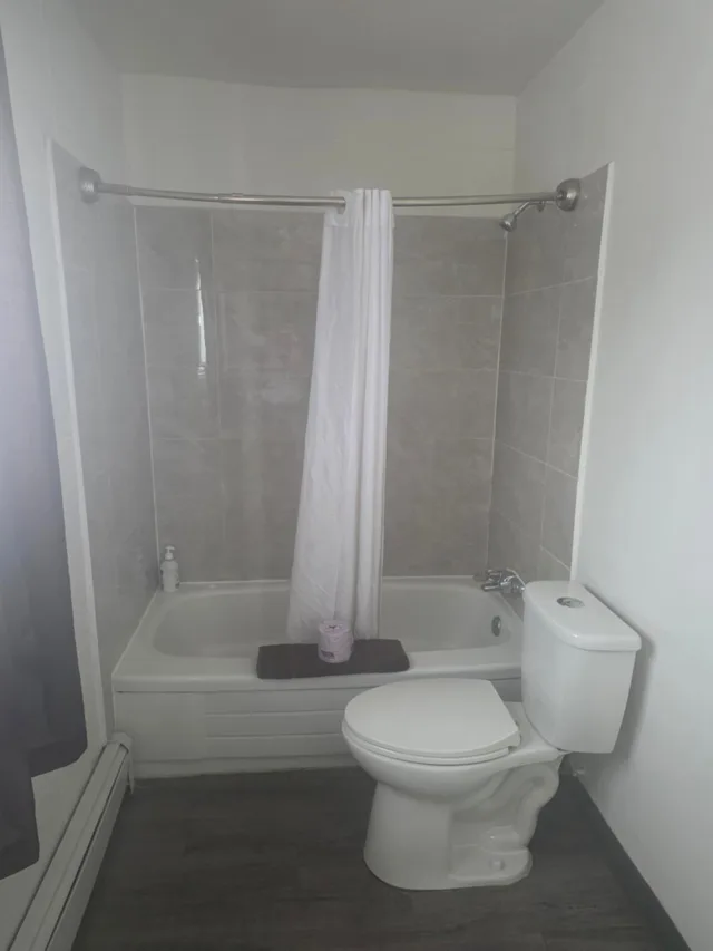 Studio, 2 Queen Beds, Howard Johnson by Wyndham Grande Prairie 3/4