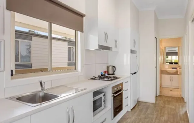 كابينة ديلوكس بسرير كينج وأسرّة بطابقين بغرفتي نوم، Discovery Parks - Port Augusta 2/2