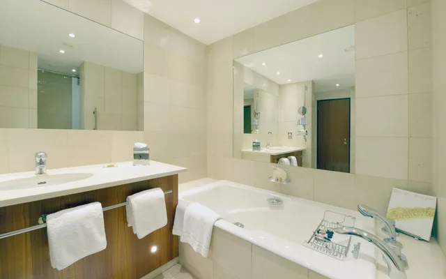 جناح بسرير كينج بإطلالة على النهر بغرفة نوم واحدة، Vignette Collection Canary Riverside Plaza London by IHG 3/3