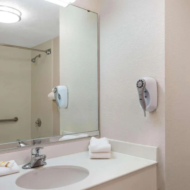 جناح بسرير كينج بغرفة نوم واحدة، La Quinta Inn & Suites by Wyndham Ft. Lauderdale Plantation 4/4