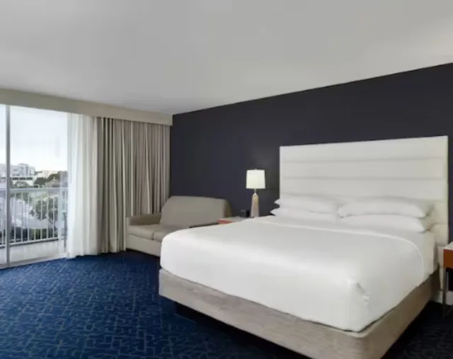 غرفة بسرير مزدوج بإطلالة على النهر، Hotel Tampa Riverwalk 1/3