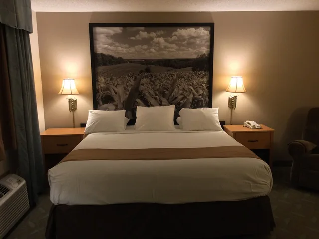 Suite, King Bed, Jetted Tub, Super 8 by Wyndham Monroe WI 2/7