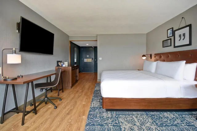 غرفة بسرير كينج بحوض استحمام لذوي الإعاقة، Four Points By Sheraton Boston Newton 2/10