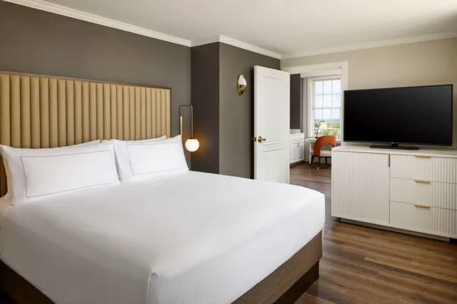 جناح بإطلالة على البحيرة، The Terrace Hotel Lakeland, Tapestry Collection by Hilton 1/3