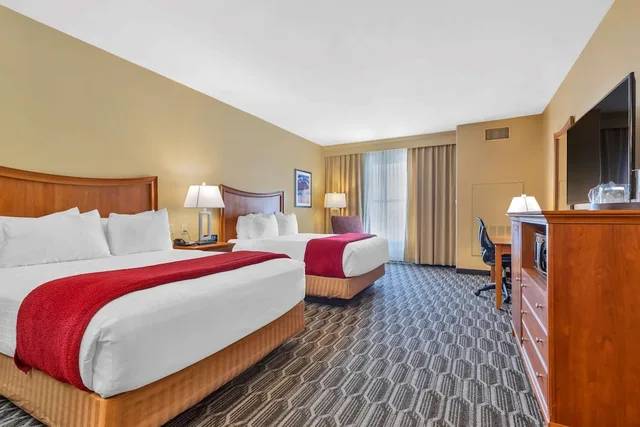 غرفة قياسية بسريرين كوين، Best Western Plus Swiss Chalet Hotel & Suites 2/9