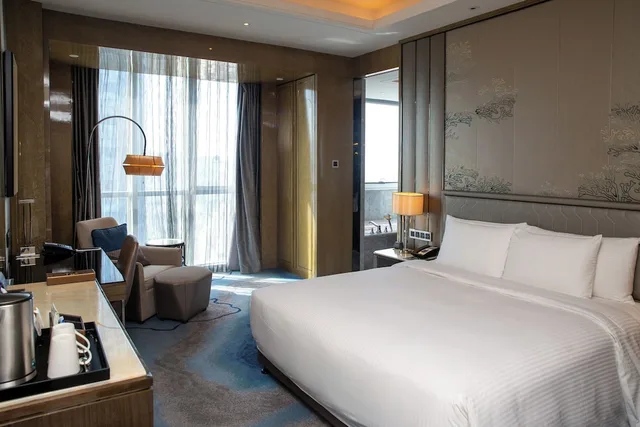 Superior, King Bed, City View, Pullman Yantai Center 3/10