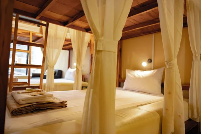 Private, 4 Beds, 2 Bunk Beds, External Bathroom، METRO PRATUNAM BOUTIQUE HOTEL 4/10